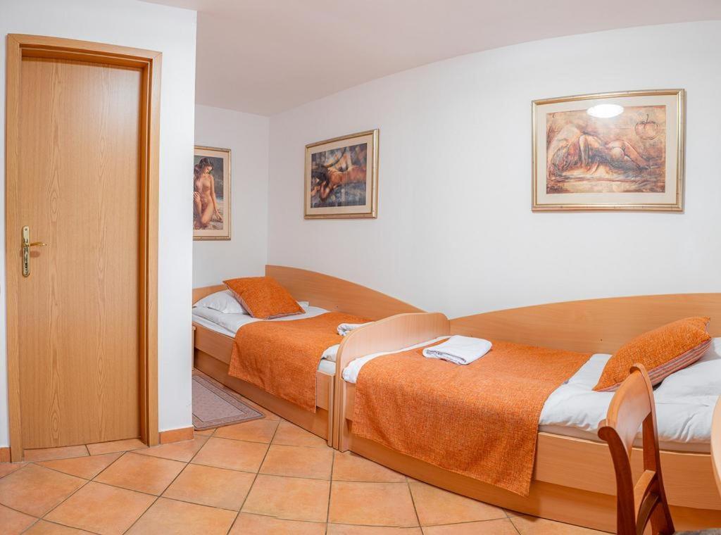 Hotel Gostilna Vovko Ново-Место Экстерьер фото